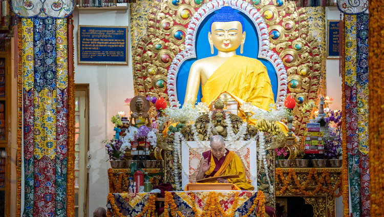 Thánh Đức Đạt Lai Lạt Ma đọc từ bản văn vào ngày thứ ba của Pháp Hội tại Chùa Tây Tạng Chính ở Dharamsala, HP, Ấn Độ vào 6 tháng 9, 2019. Ảnh của Matteo Passigato