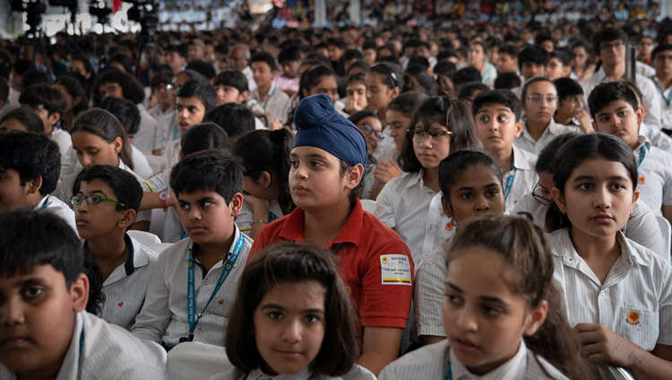 Một số trong số 2400 học sinh đến từ 84 trường học đang lắng nghe Thánh Đức Đạt Lai Lạt Ma trong buổi nói chuyện tại Trường Shri Ram ở New Delhi, Ấn Độ vào 20 tháng 9, 2019. Ảnh của Tenzin Choejor