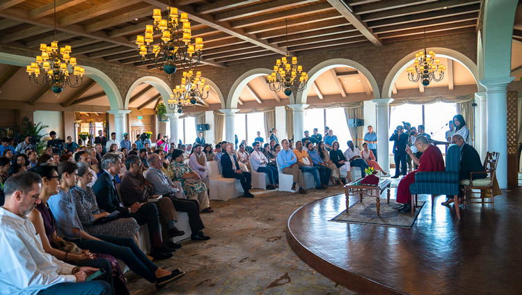 Thánh Đức Đạt Lai Lạt Ma trả lời các câu hỏi của khán giả trong cuộc gặp gỡ với các nhà trí thức, học giả và những nhà ngoại giao tại khách sạn Taj ở New Delhi, Ấn Độ vào 21 tháng 9, 2019. Ảnh của Tenzin Choejor