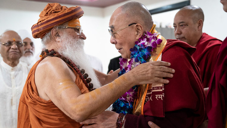 Thánh Đức Đạt Lai Lạt Ma trao đổi lời chào với Swami Karshni Gurusharanandaji Maharaja khi đến Đền Sri Udasin Karshni ở Mathura, UP, Ấn Độ vào 22 tháng 9, 2019. Ảnh của Tenzin Choejor