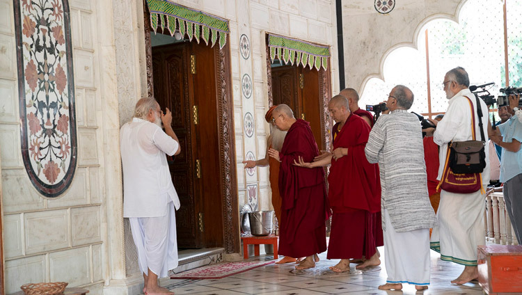 Thánh Đức Đạt Lai Lạt Ma tỏ lòng kính trọng tại Đền thờ chính của Sri Udasin Karshni ở Mathura, UP, Ấn Độ vào 22 tháng 9, 2019. Ảnh của Tenzin Choejor