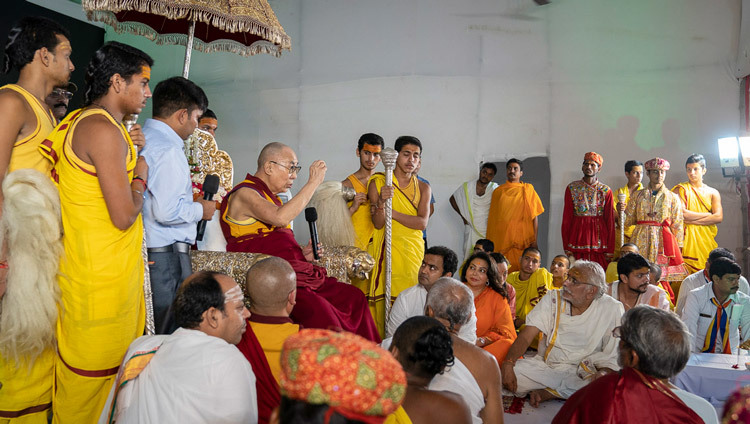 Thánh Đức Đạt Lai Lạt Ma phát biểu với hội chúng tại Đền Sri Udasin Karshni ở Mathura, UP, Ấn Độ vào 22 tháng 9, 2019. Ảnh của Tenzin Choejor
