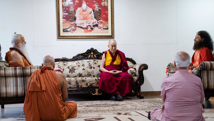 Thánh Đức Đạt Lai Lạt Ma cùng với Swami Karshni Gurusharanandaji Maharaj, Swami Chidanand Saraswati và các thành viên khác của Đền trong thời thiền định vào sáng ngày thứ hai của chuyến viếng thăm Đền Shri Udasin Karshni ở Mathura, UP, Ấn Độ vào 23 tháng 9, 2019. Ảnh: Tenzin Choejor