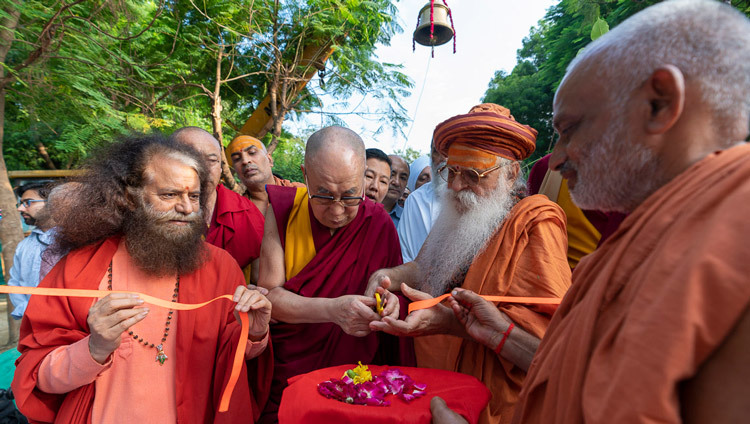 Thánh Đức Đạt Lai Lạt Ma khánh thành cổng vào vườn Đức Phật tại Đền Sri Udasin Karshni ở Mathura, UP, Ấn Độ vào 23 tháng 9, 2019. Ảnh của Tenzin Choejor