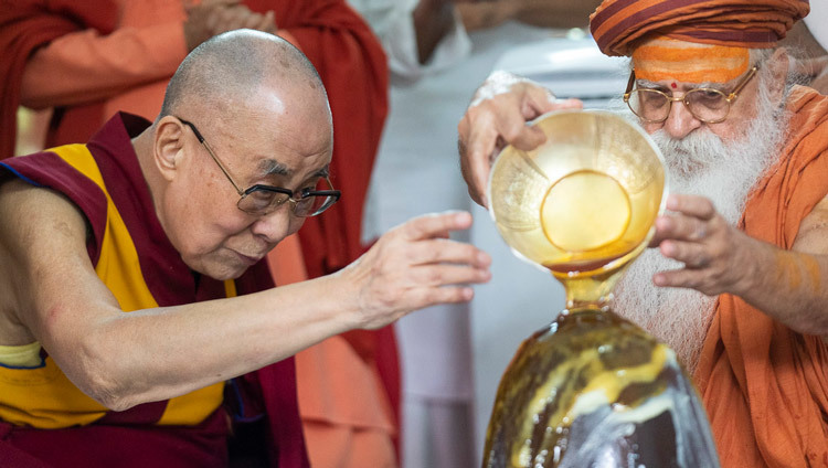 Thánh Đức Đạt Lai Lạt Ma tham gia cùng với Swami Karshni Gurusharanandaji Maharaj trong việc thực hiện lễ cúng dường Rudra Abhishek cho Shivling tại Đền Sri Udasin Karshni ở Mathura, UP, Ấn Độ vào 23 tháng 9, 2019. Ảnh của Tenzin Choejor