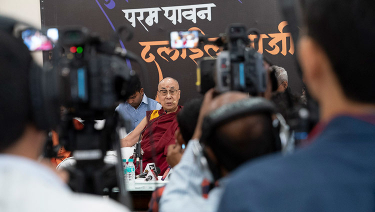 Thánh Đức Đạt Lai Lạt Ma trả lời các câu hỏi của các nhà báo trong khán phòng tại Đền Sri Udasin Karshni ở Mathura, UP, Ấn Độ vào 23 tháng 9, 2019. Ảnh của Tenzin Choejor