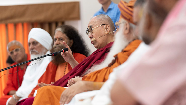Thánh Đức Đạt Lai Lạt Ma nói chuyện với các thành viên của đạo tràng Đền thờ trong khán phòng tại Đền Sri Udasin Karshni ở Mathura, UP, Ấn Độ vào 23 tháng 9, 2019. Ảnh của Tenzin Choejor
