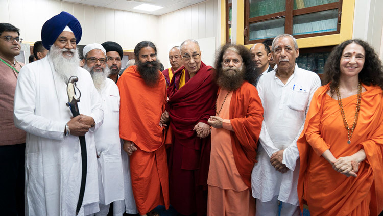 Thánh Đức Đạt Lai Lạt Ma với các nhà lãnh đạo tâm linh từ các truyền thống Ấn giáo, Hồi giáo, Sikh, Kỳ Na giáo và Kitô giáo trước chương trình của họ tại Đền Thờ Gandhi ở New Delhi, Ấn Độ vào 25 tháng 9, 2019. Ảnh của Tenzin Choejor