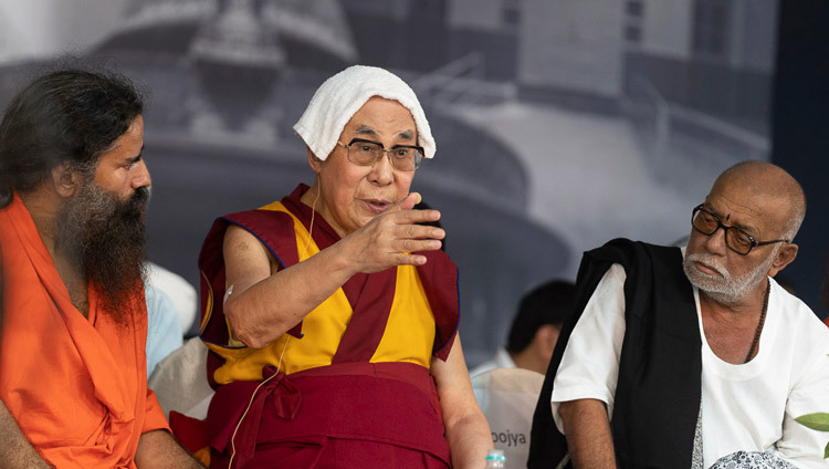 Baba Ramdev. và Morari Bapuji nhìn Thánh Đức Đạt Lai Lạt Ma khi Ngài nói chuyện với hội chúng trong chương trình liên tôn tại Gandhi Ashram ở New Delhi, Ấn Độ vào 25 tháng 9, 2019. Ảnh của Tenzin Choejor