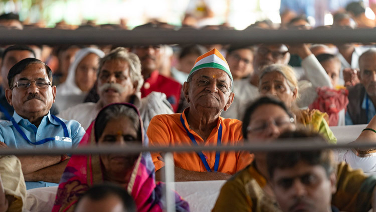 Các thành viên của khán giả lắng nghe Thánh Đức Đạt Lai Lạt Ma trong chương trình liên tôn tại Gandhi Ashram ở New Delhi, Ấn Độ vào 25 tháng 9, 2019. Ảnh của Tenzin Choejor