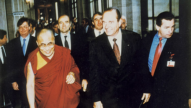 Thánh Đức Đạt Lai Lạt Ma đi dạo cùng Tổng thống Pháp Jacques Chirac tại Paris, Pháp vào 8 tháng 12, 1998.