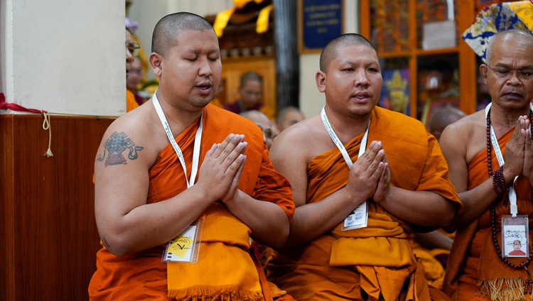 Chư Tăng Thái Lan tụng kinh ‘Mangala’ bằng tiếng Pali vào lúc bắt đầu thời thuyết Pháp của Thánh Đức Đạt Lai Lạt Ma tại chùa Tây Tạng Chính ở Dharamsala, HP, Ấn Độ vào 3 tháng 10, 2019. Ảnh của Thượng toạ Tenzin Jamphel