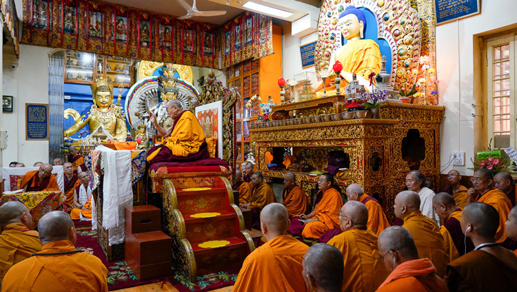 Thánh Đức Đạt Lai Lạt Ma ban Pháp thoại cho hội chúng trong ngày đầu tiên của Pháp hội tại Chùa Tây Tạng Chính ở Dharamsala, HP, Ấn Độ vào 3 tháng 10, 2019. Ảnh của Thượng toạ Tenzin Jamphel