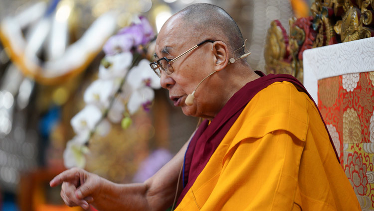 Thánh Đức Đạt Lai Lạt Ma ban Pháp thoại trong ngày đầu tiên của Pháp Hội tại Chùa Chính Tây Tạng ở Dharamsala, HP, Ấn Độ vào 3 tháng 10, 2019. Ảnh của Thượng toạ Tenzin Jamphel