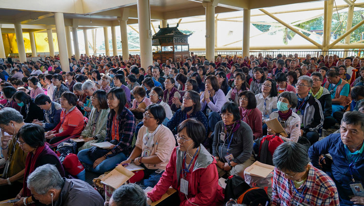 Các thành viên của khán giả ngồi trên hiên của Chùa chính Tây Tạng đang lắng nghe Thánh Đức Đạt Lai Lạt Ma trong ngày đầu tiên của Pháp Hội tại Dharamsala, HP, Ấn Độ vào 3 tháng 10, 2019. Ảnh của Thượng toạ Tenzin Jamphel