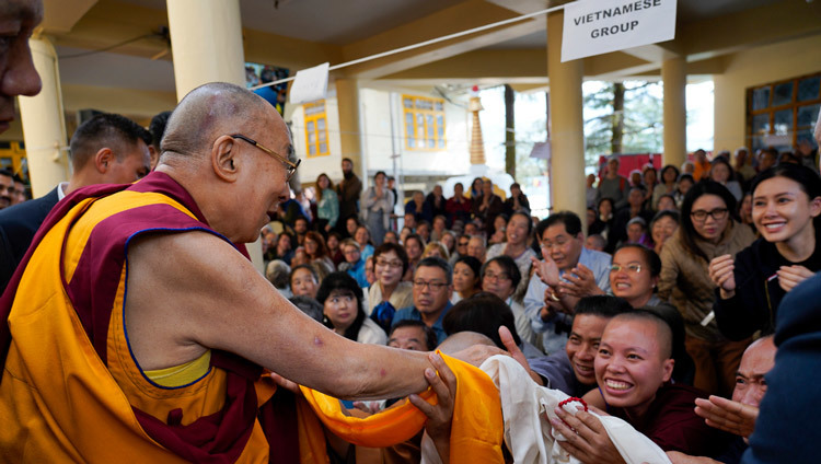 Thánh Đức Đạt Lai Lạt Ma chào các thành viên của khán giả khi Ngài rời khỏi Chùa chính Tây Tạng vào lúc kết thúc ngày đầu tiên của Pháp Hội tại Dharamsala, HP, Ấn Độ vào 3 tháng 10, 2019. Ảnh của Thượng toạ Tenzin Jamphel