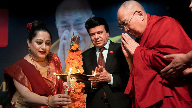Thánh Đức Đạt Lai Lạt Ma cùng tham gia với Hiệu trưởng và Phó hiệu trưởng trường đại học trong việc thắp đèn chào mừng Sarasvati -Vị nữ thần của tri thức, âm nhạc và học vấn để khai mạc Tuần lễ toàn cầu của Đại học Chitkara tại Chandigarh, Ấn Độ vào 14 tháng 10, 2019. Ảnh của Tenzin Choejor