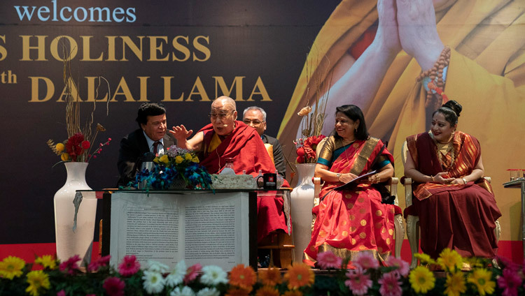 Thánh Đức Đạt Lai Lạt Ma phát biểu tại Lễ khai mạc Tuần lễ toàn cầu lần thứ 11 tại Đại học Chitkara ở Chandigarh, Ấn Độ vào 14 tháng 10, 2019. Ảnh của Tenzin Choejor.