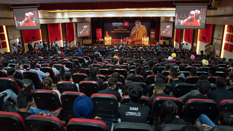 Quang cảnh của khán phòng trong buổi nói chuyện của Thánh Đức Đạt Lai Lạt Ma về "Sự cần thiết của đạo đức thế tục trong giáo dục" tại lễ khai mạc Tuần lễ toàn cầu lần thứ 11của Đại học Chitkara tại Chandigarh, Ấn Độ vào 14 tháng 10, 2019. Ảnh của Tenzin Choejor