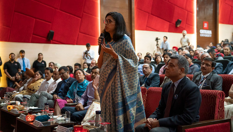 Một thành viên của khán giả hỏi Thánh Đức Đạt Lai Lạt Ma một câu hỏi trong buổi nói chuyện của Ngài tại lễ khai mạc Tuần lễ toàn cầu lần thứ 11 của Đại học Chitkara tại Chandigarh, Ấn Độ vào 14 tháng 10, 2019. Ảnh của Tenzin Choejor
