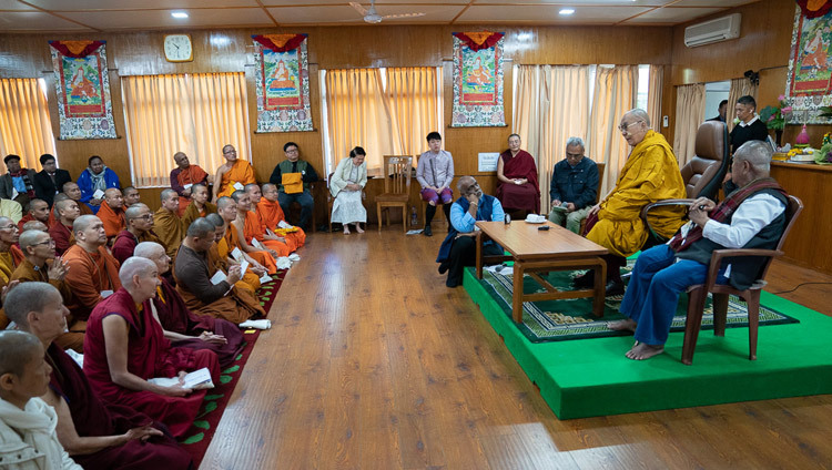 Thánh Đức Đạt Lai Lạt Ma nói chuyện với các thành viên Phật tử Hội nhập Mạng lưới Quốc tế tại dinh thự của Ngài ở Dharamsala, HP, Ấn Độ vào 21 tháng 10, 2019. Ảnh của Tenzin Choejor