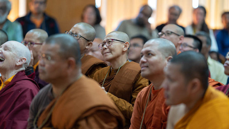 Các thành viên của Mạng lưới Phật tử Quốc tế lắng nghe Thánh Đức Đạt Lai Lạt Ma nói chuyện trong cuộc gặp gỡ của họ tại dinh thự của Ngài ở Dharamsala, HP, Ấn Độ vào 21 tháng 10, 2019. Ảnh của Tenzin Choejor