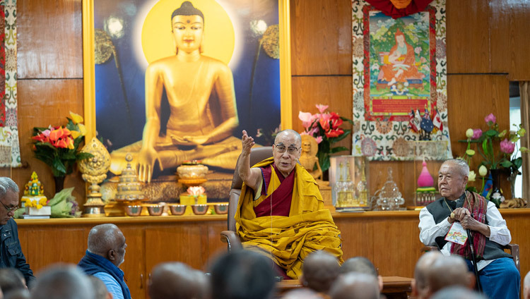 Thánh Đức Đạt Lai Lạt Ma nói chuyện với các thành viên Phật tử Hội nhập Mạng lưới quốc tế trong cuộc gặp gỡ của họ tại dinh thự của Ngài ở Dharamsala, HP, Ấn Độ vào 21 tháng 10, 2019. Ảnh của Tenzin Choejor