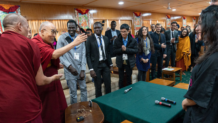 Thánh Đức Đạt Lai Lạt Ma chào đón những người trẻ tuổi từ các quốc gia bị xung đột khi quang lâm đến cho cuộc trò chuyện của họ tại dinh thự của Ngài ở Dharamsala, HP, Ấn Độ vào 23 tháng 10, 2019. Ảnh của Tenzin Choejor