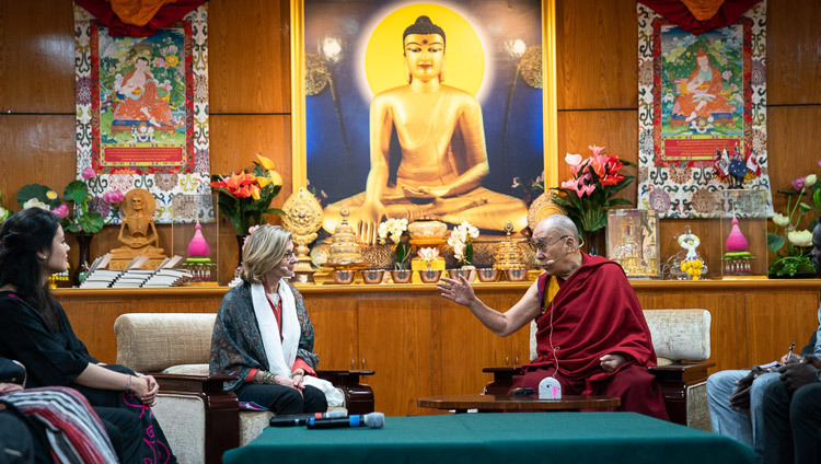 Thánh Đức Đạt Lai Lạt Ma giải thích về một điểm cho cô Nancy Lindborg, Chủ tịch Viện Hòa bình Hoa Kỳ, người tổ chức cuộc trò chuyện với Hội Thanh niên Hoà bình tại dinh thự của Ngài ở Dharamsala, HP, Ấn Độ vào 23 tháng 10, 2019. Ảnh của Tenzin Choejor