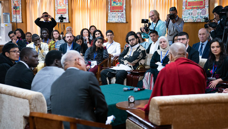 Thánh Đức Đạt Lai Lạt Ma và các nhà lãnh đạo thanh niên từ 11 quốc gia bị xung đột thảo luận về cách tạo ra hòa bình trong ngày đầu tiên của cuộc trò chuyện tại dinh thự của Ngài ở Dharamsala, HP, Ấn Độ vào 23 tháng 10, 2019. Ảnh của Tenzin Choejor