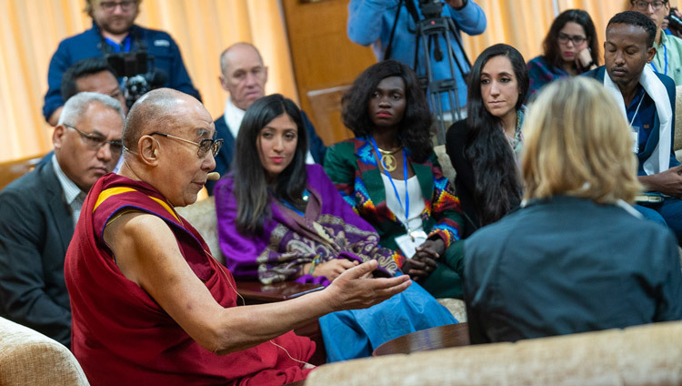 Thánh Đức Đạt Lai Lạt Ma nói chuyện với các nhà lãnh đạo thanh niên từ các quốc gia bị xáo trộn bởi cuộc xung đột vào ngày thứ hai của cuộc trò chuyện với những người hòa bình tại dinh thự của Ngài ở Dharamsala, HP, Ấn Độ vào 24 tháng 10, 2019. Ảnh của Tenzin Choejor
