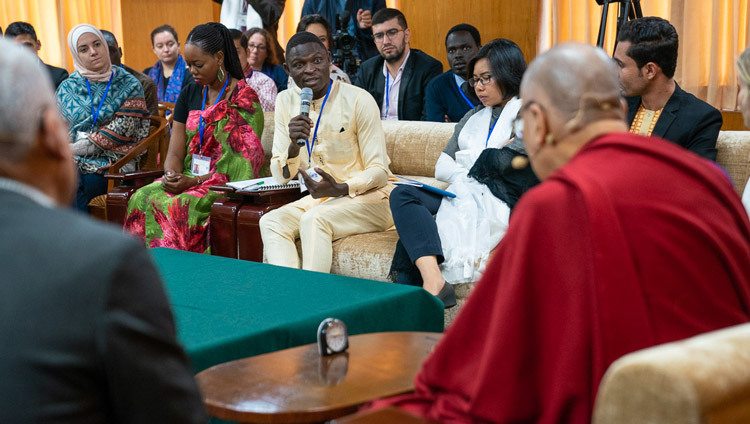 Thánh Đức Đạt Lai Lạt Ma lắng nghe một câu hỏi từ một trong những vị lãnh đạo thanh niên vào ngày thứ hai của cuộc trò chuyện với những người xây dựng hòa bình trẻ tuổi tại dinh thự của Ngài ở Dharamsala, HP, Ấn Độ vào 24 tháng 10, 2019. Ảnh của Tenzin Choejor