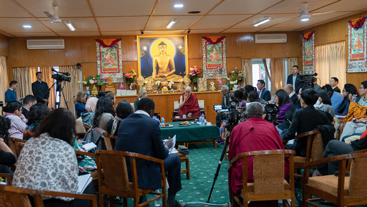 Quang cảnh hội trường vào ngày thứ hai của cuộc đối thoại của Thánh Đức Đạt Lai Lạt Ma với các nhà hòa bình trẻ tuổi do Viện Hòa bình Hoa Kỳ tổ chức tại dinh thự của Ngài ở Dharamsala, HP, Ấn Độ vào ngày 24 tháng 10 năm 2019. Ảnh của Tenzin Choejor