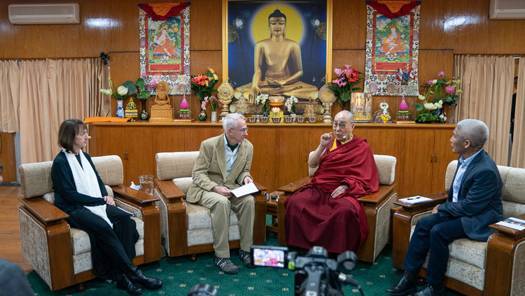 Thánh Đức Đạt Lai Lạt Ma nói chuyện với hội chúng vào ngày đầu tiên của Cuộc hội thoại về Tâm thức & Đời sống tại dinh thự của Ngài ở Dharamsala, HP, Ấn Độ vào 30 tháng 10, 2019. Ảnh của Tenzin Choejor