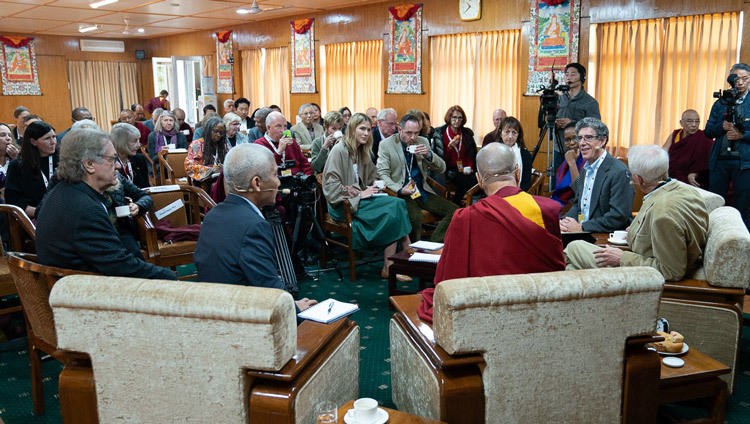 Những người tham gia vào cuộc thảo luận sau khi nghỉ giải lao dùng trà vào ngày đầu tiên của Cuộc hội đàm về Tâm thức và Đời sống với Thánh Đức Đạt Lai Lạt Ma tại dinh thự của Ngài ở Dharamsala, HP, Ấn Độ vào 30 tháng 10, 2019. Ảnh của Tenzin Choejor