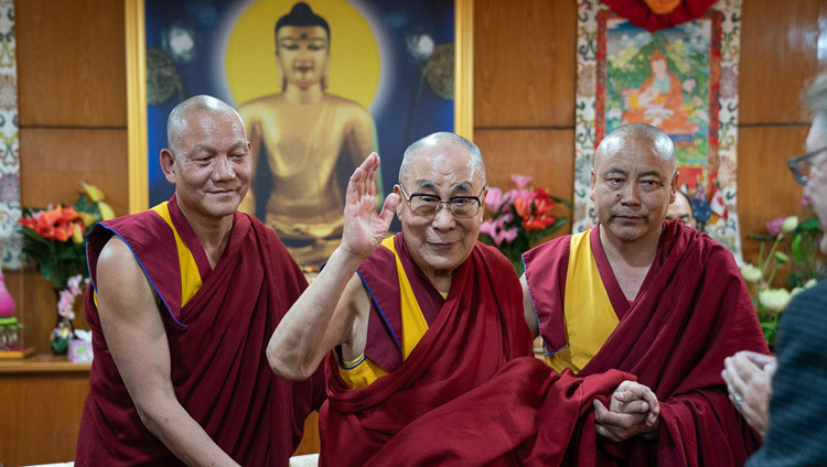Thánh Đức Đạt Lai Lạt Ma vẫy tay chào những người tham gia khi Ngài chuẩn bị rời khỏi hội trường vào lúc kết thúc ngày đầu tiên của Cuộc hội đàm về Tâm thức và Đời sống tại dinh thự của Ngài ở Dharamsala, HP, Ấn Độ vào 30 tháng 10, 2019. Ảnh của Tenzin Choejor