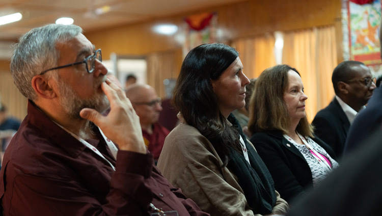 Các thành viên của khán giả lắng nghe bài thuyết trình của Pumla Gobodo-Madikizela vào ngày thứ hai của Cuộc Hội đàm về Tâm thức & Đời sống với Thánh Đức Đạt Lai Lạt Ma tại dinh thự của Ngài ở Dharamsala, HP, Ấn Độ vào 1 tháng 11, 2019. Ảnh của Tenzin Choejor