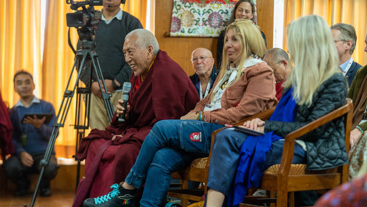 Sandhong Rinpoche bày tỏ tư tưởng của mình vào ngày thứ hai của Cuộc Hội đàm về Tâm thức & Đời sống với Thánh Đức Đạt Lai Lạt Ma tại dinh thự của Ngài ở Dharamsala, HP, Ấn Độ vào 1 tháng 11, 2019. Ảnh của Tenzin Choejor