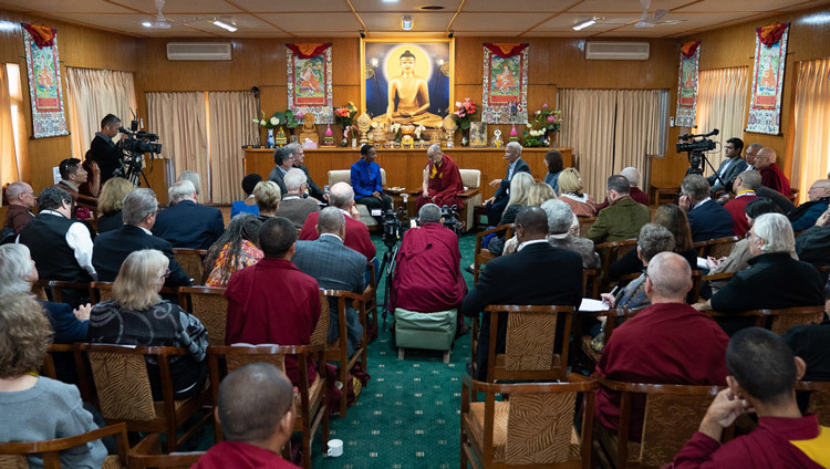 Quang cảnh của hội trường trong phiên thảo luận vào ngày thứ hai của Cuộc hội đàm về Tâm thức & Đời sống với Thánh Đức Đạt Lai Lạt Ma tại dinh thự của Ngài ở Dharamsala, HP, Ấn Độ vào 1 tháng 11, 2019. Ảnh của Tenzin Choejor