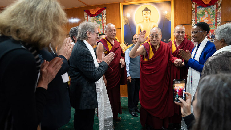 Thánh Đức Đạt Lai Lạt Ma vẫy tay chào tạm biệt khi Ngài khởi hành vào lúc kết thúc Cuộc hội đàm về Tâm thức & Đời sống tại dinh thự của Ngài ở Dharamsala, HP, Ấn Độ vào 1 tháng 11, 2019. Ảnh của Tenzin Choejor