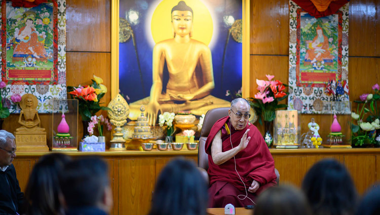 Thánh Đức Đạt Lai Lạt Ma nói chuyện với Phái đoàn của Tổ chức  Chủ tịch Thanh niên Nepal (YPO) tại dinh thự của Ngài ở Dharamsala, HP, Ấn Độ vào 13 tháng 11, 2019. Ảnh của Tenzin Choejor