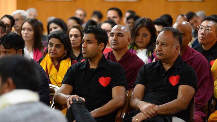 Các thành viên của khán giả đang lắng nghe Thánh Đức Đạt Lai Lạt Ma nói chuyện trong cuộc gặp gỡ với Phật tử Ấn Độ và các sinh viên truyền thông đại chúng tại dinh thự của Ngài ở Dharamsala, HP, Ấn Độ vào 15 tháng 11, 2019. Ảnh của Tenzin Choejor