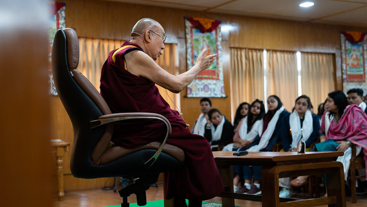 Thánh Đức Đạt Lai Lạt Ma nói chuyện với Phật tử Ấn Độ và các sinh viên truyền thông đại chúng tại dinh thự của Ngài ở Dharamsala, HP, Ấn Độ vào 15 tháng 11, 2019. Ảnh của Tenzin Choejor