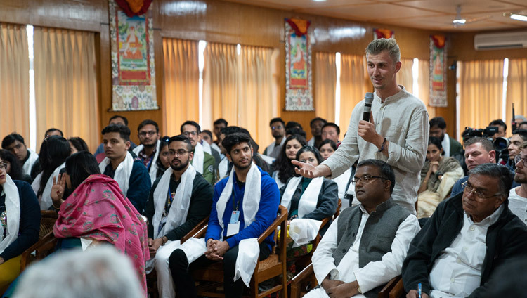 Một thành viên của khán giả hỏi Thánh Đức Đạt Lai Lạt Ma một câu hỏi trong cuộc gặp gỡ với Phật tử Ấn Độ và sinh viên truyền thông đại chúng tại dinh thự của Ngài ở Dharamsala, HP, Ấn Độ vào 15 tháng 11, 2019. Ảnh của Tenzin Choejor