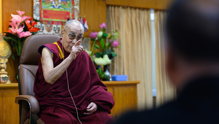 Thánh Đức Đạt Lai Lạt Ma trả lời câu hỏi của khán giả trong cuộc gặp gỡ các thành viên của Hiệp hội Phật giáo Thanh niên Ấn Độ, Sankisa và các sinh viên và giảng viên của Viện Truyền thông đại chúng Ấn Độ tại dinh thự của Ngài ở Dharamsala, HP, Ấn Độ vào 15 tháng 11, 2019 Ảnh của Tenzin Choejor