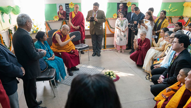 Thánh Đức Đạt Lai Lạt Ma gặp gỡ những người ủng hộ và bạn bè của Tushita khi Ngài quang lâm đến trường St Columbiaa ở New Delhi, Ấn Độ vào 20 tháng 11, 2019. Ảnh của Tenzin Choejor