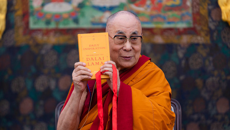 Thánh Đức Đạt Lai Lạt Ma phát hành “Cảm hứng hàng ngày", ấn bản mới của một cuốn sách mà Renuka Singh đã thay mặt Ngài biên soạn trước buổi nói chuyện của Ngài tại Trường St. Columbia ở New Delhi, Ấn Độ vào 20 tháng 11, 2019. Ảnh của Tenzin Choejor
