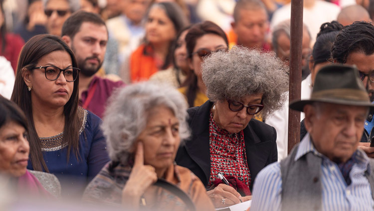 Các thành viên của khán giả đang lắng nghe Thánh Đức Đạt Lai Lạt Ma phát biểu tại lễ kỷ niệm 40 năm thành lập Tushita Delhi, được tổ chức tại trường St. Columbiaa ở New Delhi, Ấn Độ vào 20 tháng 11, 2019. Ảnh của Tenzin Choejor