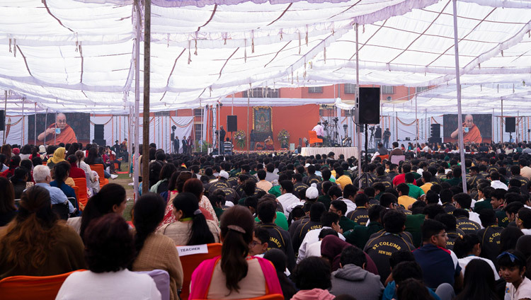 Một quang cảnh từ phía sau của hơn 5000 người đông đảo trong buổi nói chuyện của Thánh Đức Đạt Lai Lạt Ma tại Trường St. Columbia ở New Delhi, Ấn Độ vào 20 tháng 11, 2019. Ảnh của Tenzin Choejor