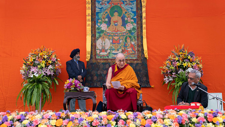 Thánh Đức Đạt Lai Lạt Ma giảng dạy ngắn gọn về "Tám Bài Kệ luyện Tâm” trong buổi nói chuyện tại lễ kỷ niệm 40 năm thành lập Tushita Delhi, được tổ chức tại trường St. Columbiaa ở New Delhi, Ấn Độ vào 20 tháng 11, 2019. Ảnh của Tenzin Choejor